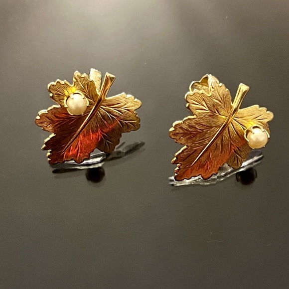 Sarah Coventry Vintage Leaf Faux Pearl Gold Tone Clip On Earrings - Picture 2 of 12